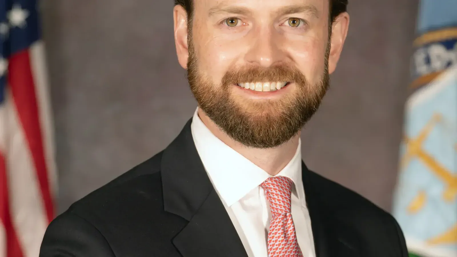 Official portrait of Andrew N. Ferguson, then a member of the Federal Trade Commission, in a dark suit and blue patterned tie, with the American flag behind him. Photograph released by the Federal Trade Commission in 2024. Public domain, via Wikimedia Commons.