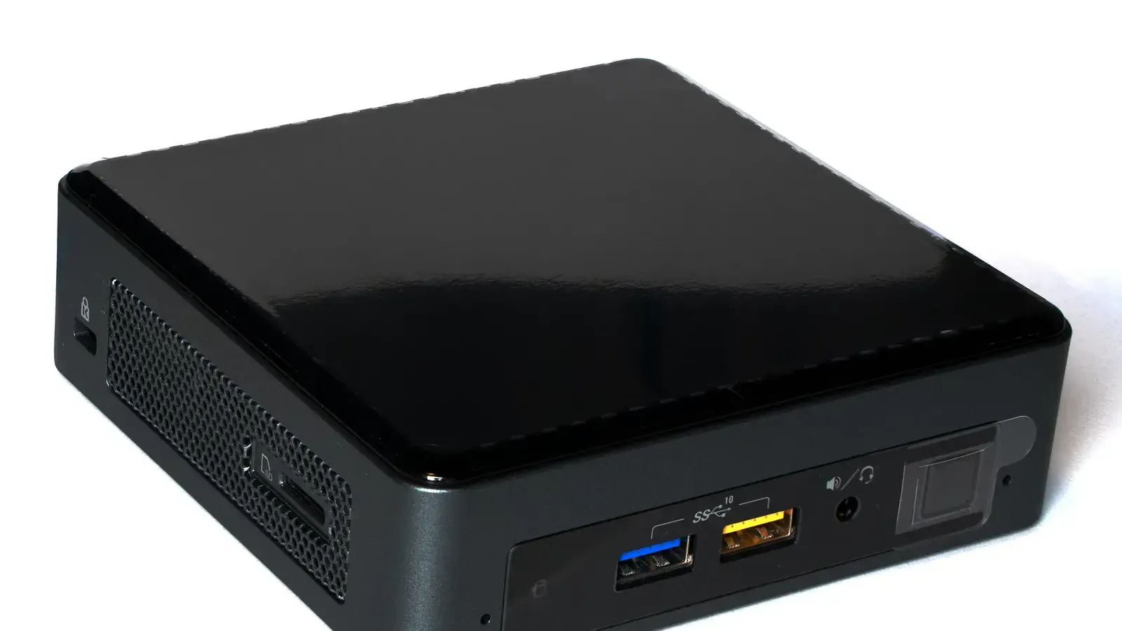 Intel NUC of the 8th generation, model NUC8i5BEK2, photographed 30 December 2018. Photo by Laserlicht, CC BY-SA 4.0, via Wikimedia Commons.