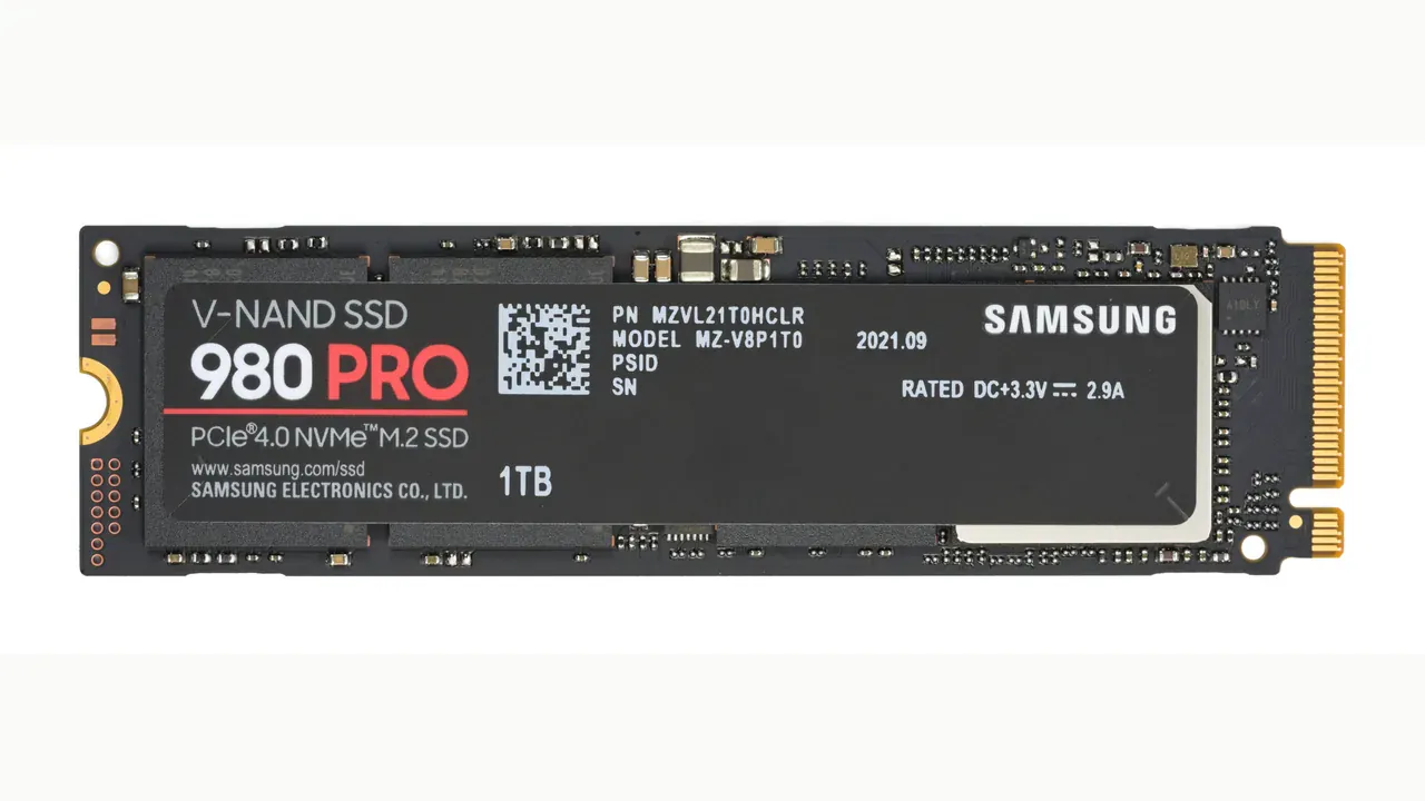 A Samsung 980 PRO PCIe 4.0 NVMe SSD, 1 TB, photographed from above on 26 March 2022. The lead image fits that Commons photograph into a 16:9 frame. The module in the photograph is a 980 PRO, not one of the shop listings. Photo by D-Kuru, CC BY-SA 4.0, via Wikimedia Commons.