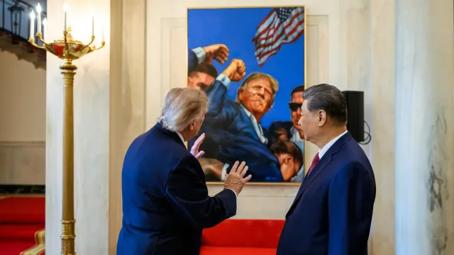 President Donald J. Trump speaks with President Xi Jinping on the State Floor of the White House during the state arrival ceremony, 24 September 2026. The two leaders stand on a red carpet beneath chandeliers, with columns and the flags of the United States and China behind them. Official White House photo by Daniel Torok, public domain, via Wikimedia Commons.